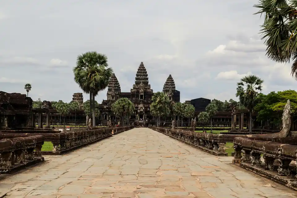 O templo de Angkor Wat ao fim da calçada de pedra