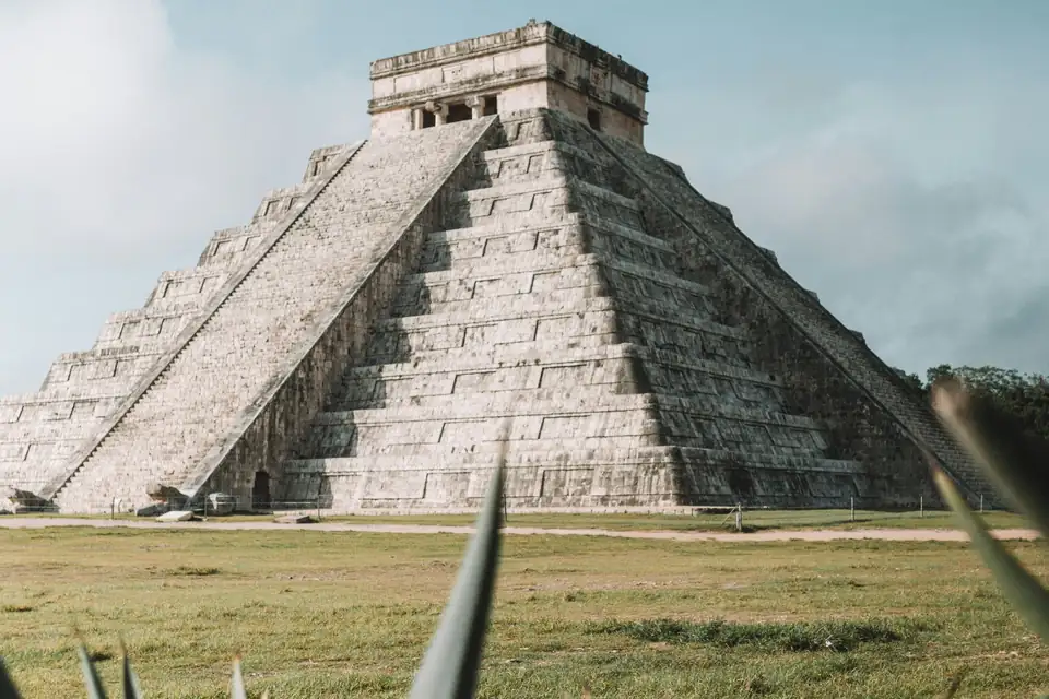 A pirâmide de Chichén Itzá sobre a relva, no México