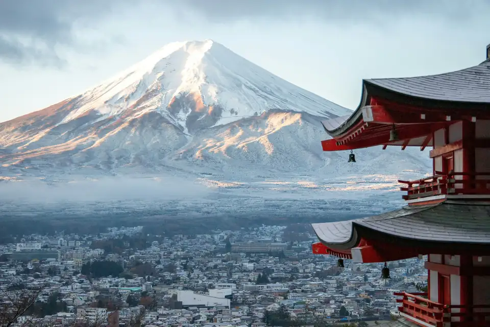 O monte Fuji atrás de um pagode, no Japão