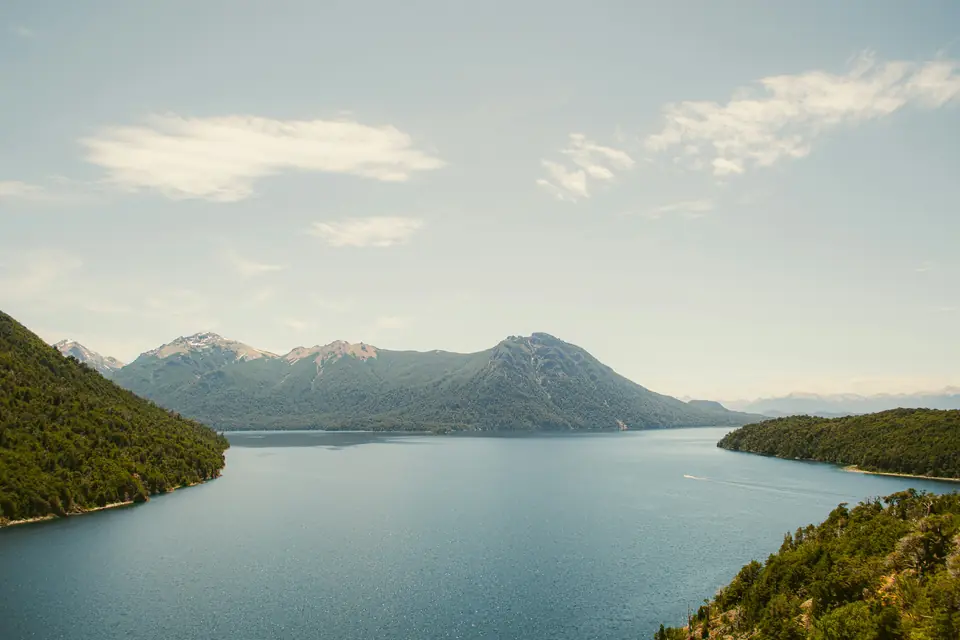 Lago espelhado entre montanhas ao amanhecer