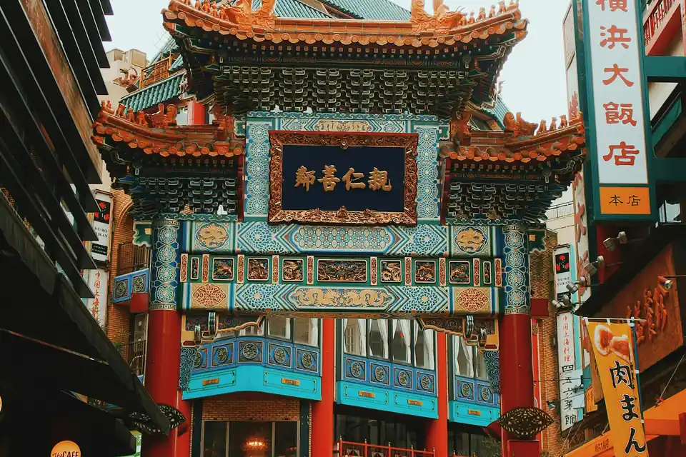 Portal ornamentado de uma rua comercial no Japão