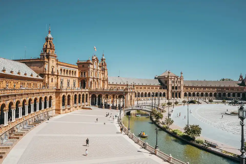 A Plaza de España e o canal que a contorna, em Sevilha