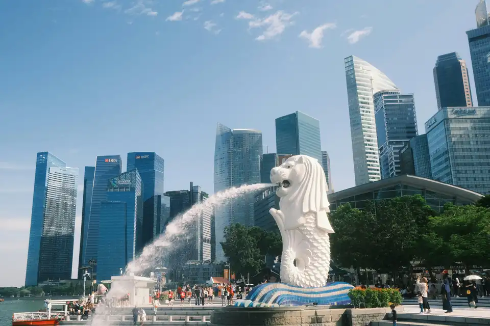 O Merlion diante dos arranha-céus de Singapura