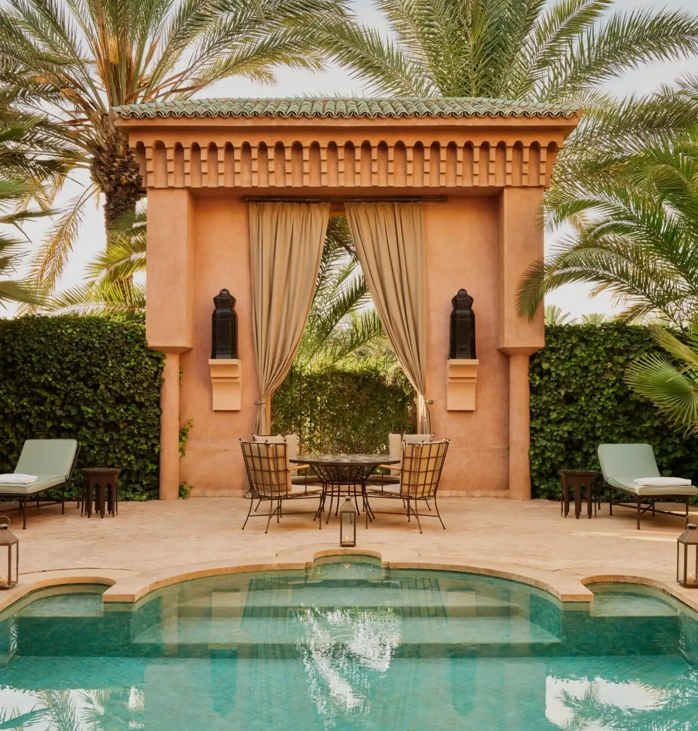 Pátio com piscina e jardim de um riad marroquino