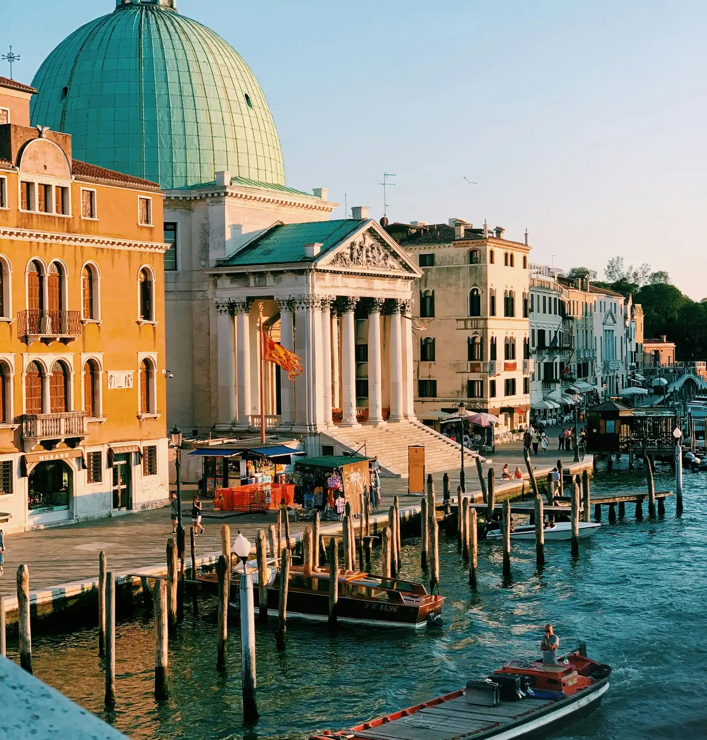 Gôndola no Grande Canal de Veneza, com a cúpula de uma igreja ao fundo