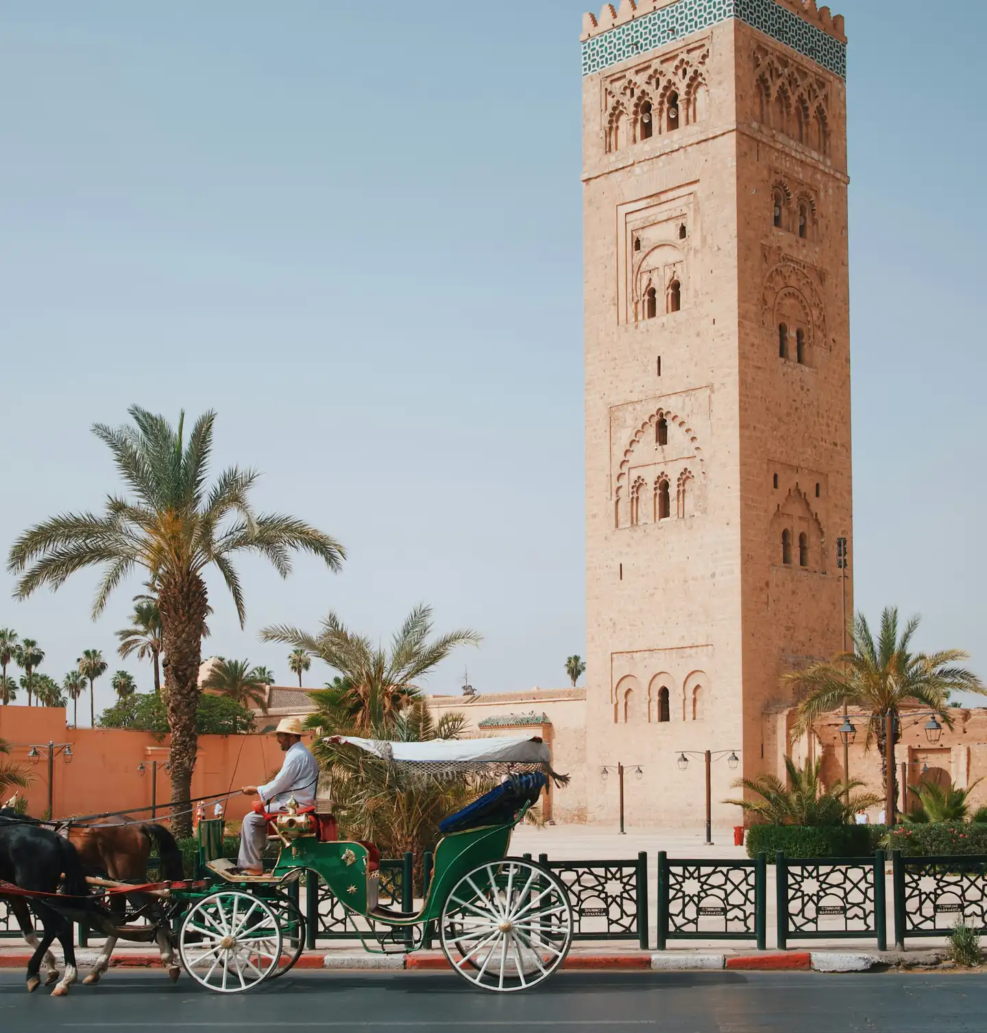 Minarete da Koutoubia entre palmeiras, em Marrakech