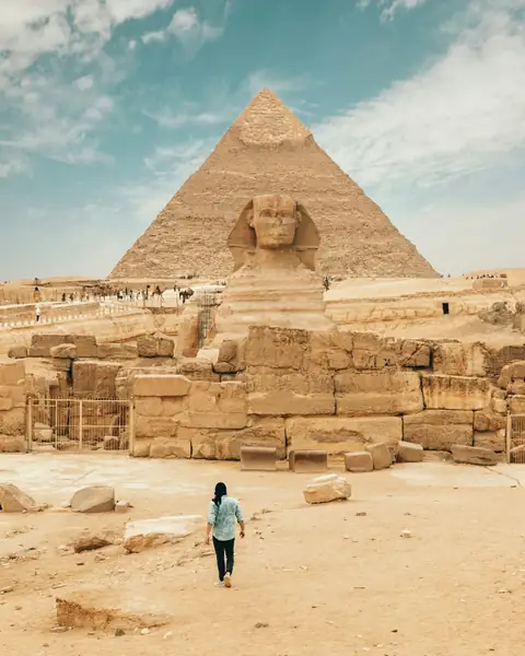 Esfinge e pirâmide de Gizé, no Cairo