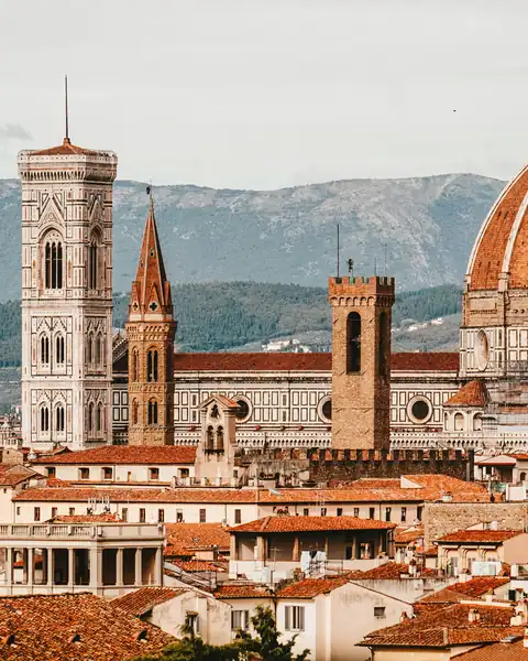 Cúpula do Duomo e campanário de Giotto sobre os telhados de Florença