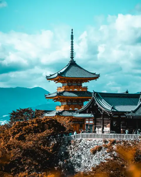 Pagode de madeira entre a vegetação, em Kyoto