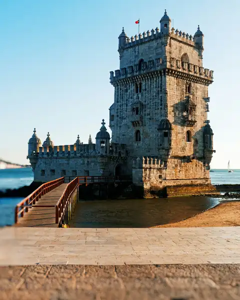 Torre de Belém à beira do Tejo, em Lisboa