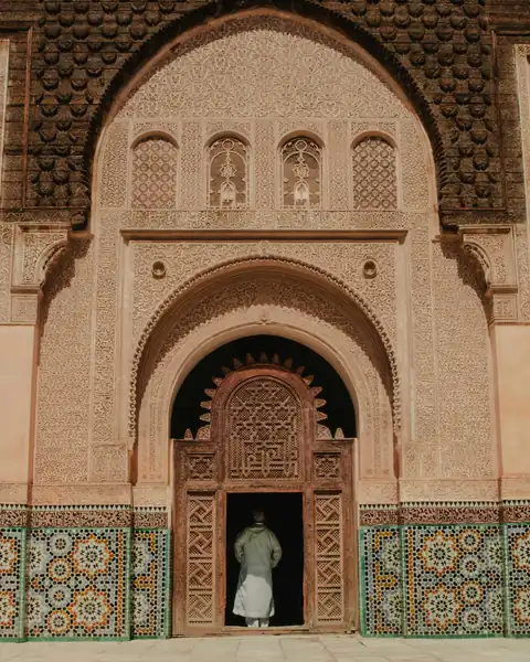 Pátio de arcos e azulejos da medersa Ben Youssef, em Marrakech