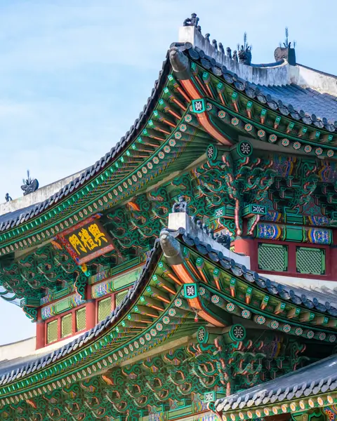Beirais pintados do palácio Gyeongbokgung, em Seul