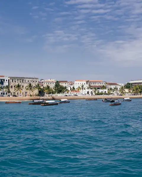 Orla de Stone Town vista do mar, em Zanzibar