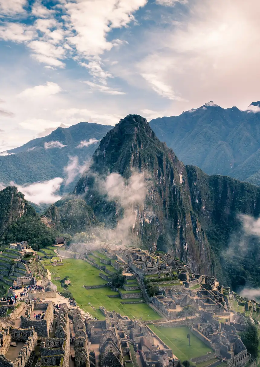 A cidadela de Machu Picchu entre montanhas e neblina