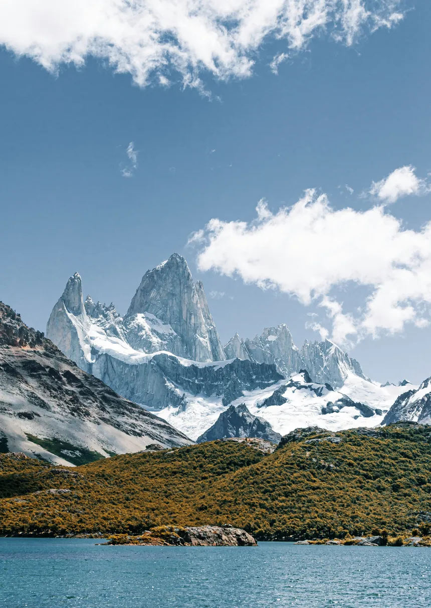 Monte Fitz Roy nevado refletido em lago na Patagônia
