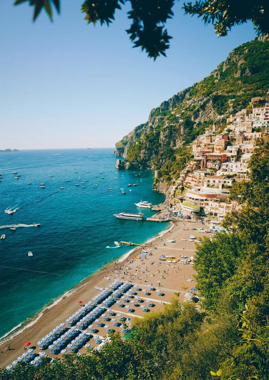 Vista da encosta e da praia de Positano, na Costa Amalfitana