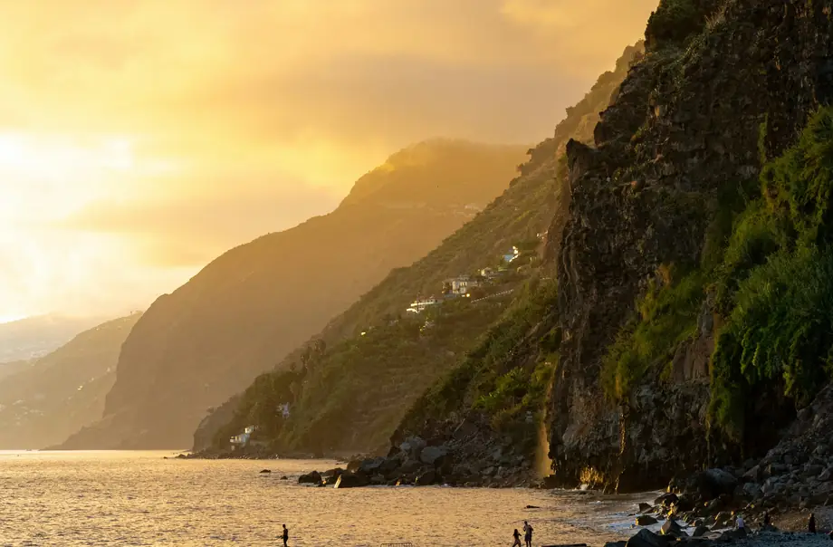 Costa rochosa ao pôr do sol