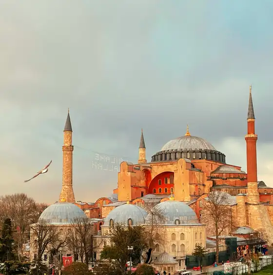 Santa Sofia com seus minaretes, em Istambul