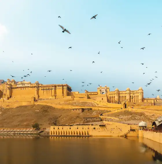 Forte de arenito refletido no lago, em Jaipur