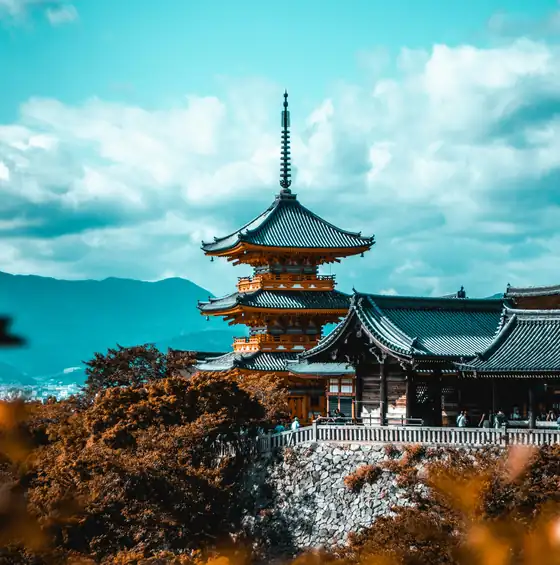 Pagode de madeira entre a vegetação, em Kyoto