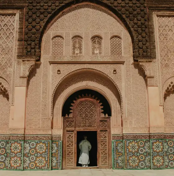 Pátio de arcos e azulejos da medersa Ben Youssef, em Marrakech