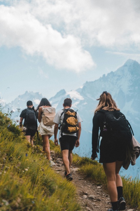 Grupo caminhando por uma trilha de montanha.
